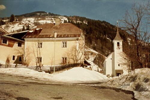 Kirche Viehhofen 1960 | © https://de.wikipedia.org/wiki/Pfarrkirche_Viehhofen#/media/Datei:1912.01.Viehhofen.Pfarrkirche_Hl._Josef.-02.jpg