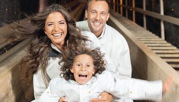 Familie rutschen die Rutsche runter