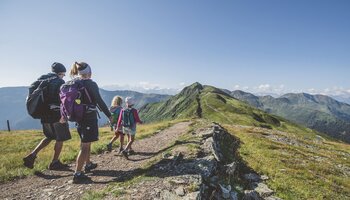 Family hiking in saalbach | © saalbach.com, Mia Knoll