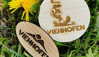 Hölzerne Wandernadel als Belohnung für Ihre Gipfelsiege | © viehhofen.at