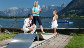 Familie spielen golf | © Zell am See