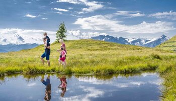 Familie spaziert auf der Schmitten | © Schmittenhöhebahn AG | Max Steinbauer