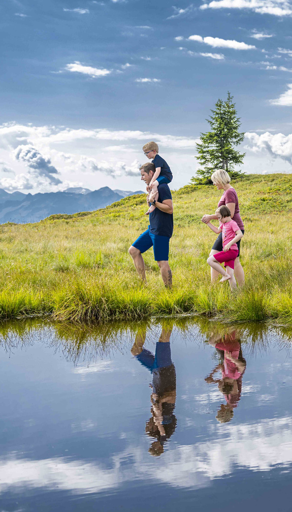 Familie spaziert auf der Schmitten | © Schmittenhöhebahn AG | Max Steinbauer