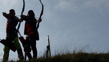 2 Personen beim Bogenschießen | © Der Fotoigel