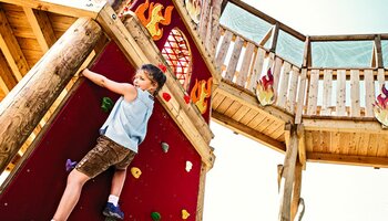 Kind klettert beim Schmidolins Erlebnisweg | © Schmittenhöhebahn AG