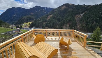 Aussichtsplattform in Viehhofen mit Liegestühle und Ausblick auf die Bergwelt und den Ort. | © viehhofen.at