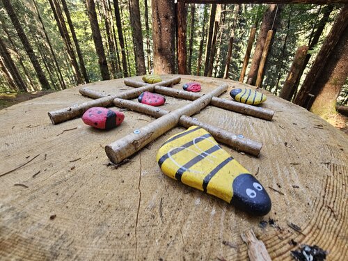 XXL Spielstation am Kinderwanderweg mit TicTacToe und Mühle | © viehhofen.at