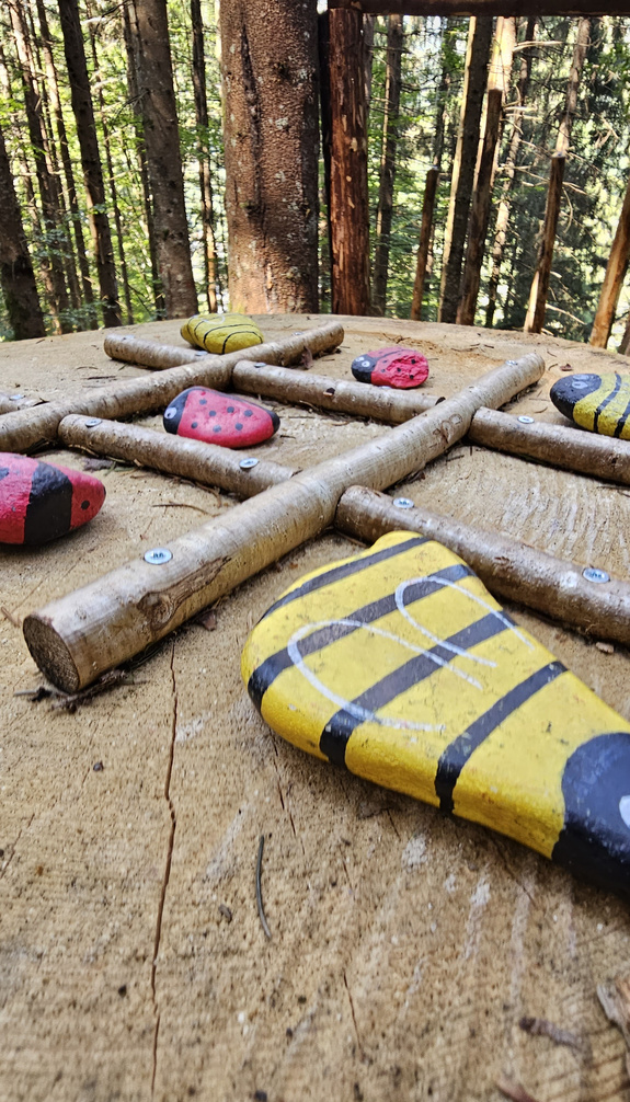 XXL Spielstation am Kinderwanderweg mit TicTacToe und Mühle | © viehhofen.at