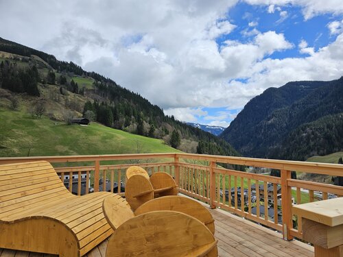 Die Aussichtsplattform oberhalb von Viehhofen mit Lieges- und Schaukelstühlen | © viehhofen.at