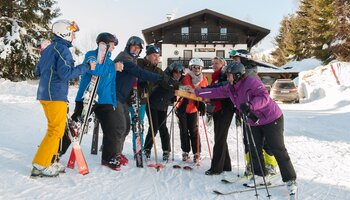 Gruppe auf der Hecherhütte, direkt an der Skiabfahrt Nr. 168 nach Viehhofen | © viehhofen.at, Der Fotoigel