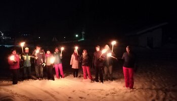 Kinder machen eine Fackelwanderung entlang der Saalach zum Gasthof Glemmerhof | © viehhofen.at, Michaela Groder