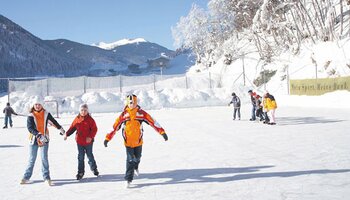 Kinder beim Freiluft-Eislaufplatz in Viehhofen | © viehhofen.at