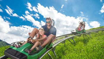 Familie bei der Alpenachterbahn im Sommer in Kaprun | © Kitzsteinhorn